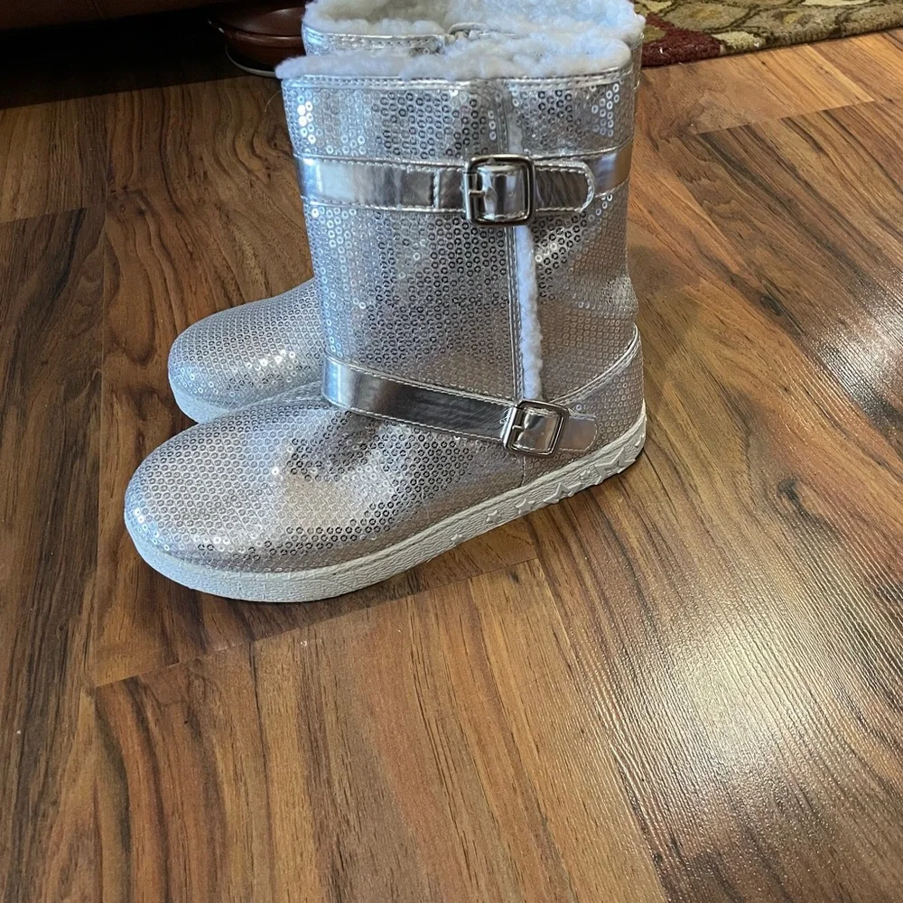 NWOT~Circo girls sequined silvery boots side buckle SZ:4 fur lined Barely Worn